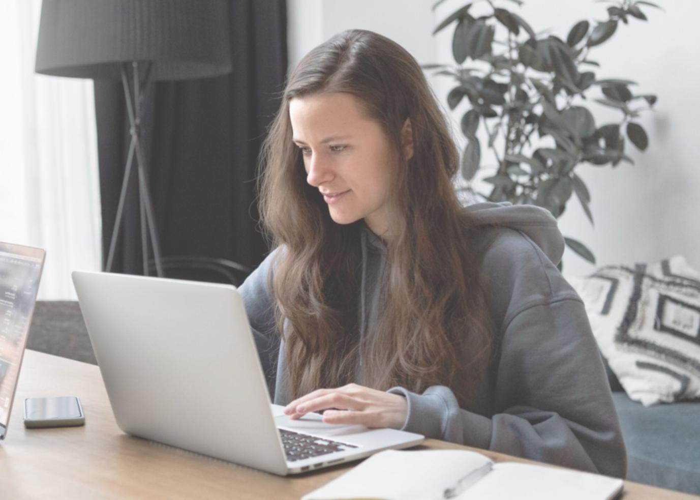 Profesionales trabajando en análisis financiero moderno